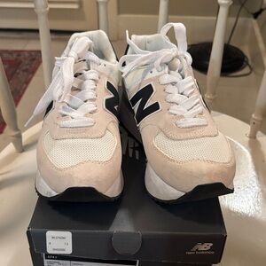 New Balance White and Black Sneakers Size 7.5